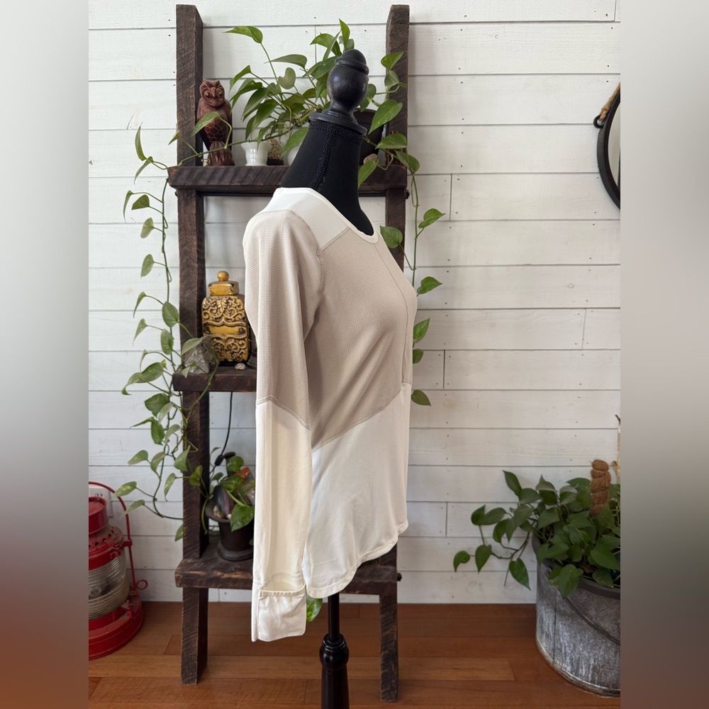 Altra Running Beige and White Long Sleeve Top with Hand Covers - Picture 17 of 17